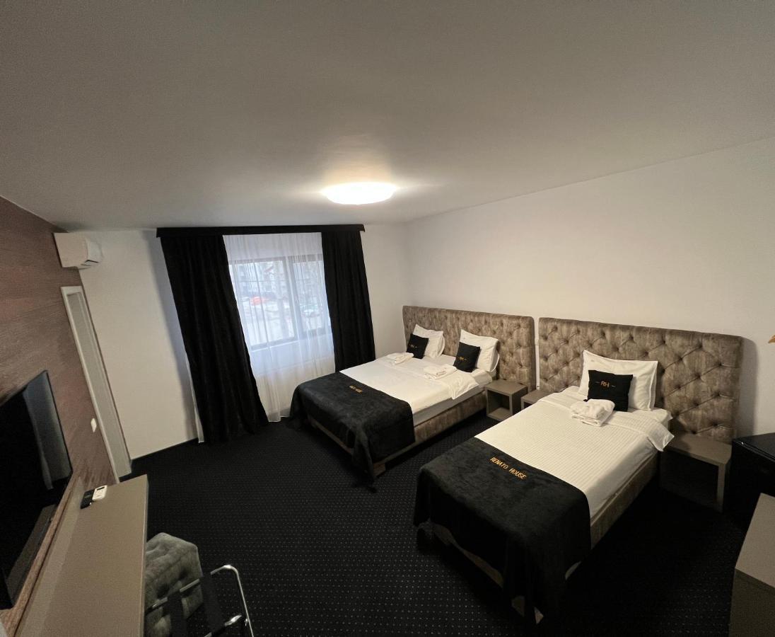 Renato House Hotel Târgu Jiu Eksteriør billede